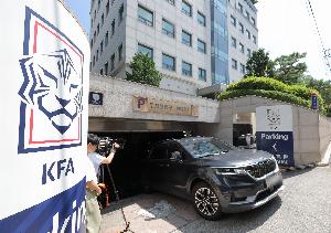 韩媒：韩国足协共进行8次性招待，其中包含3名中国足协相关人士