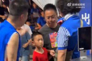 赛后围堵穿武磊球衣小球迷！警方通报：3人因寻衅滋事被行政拘留
